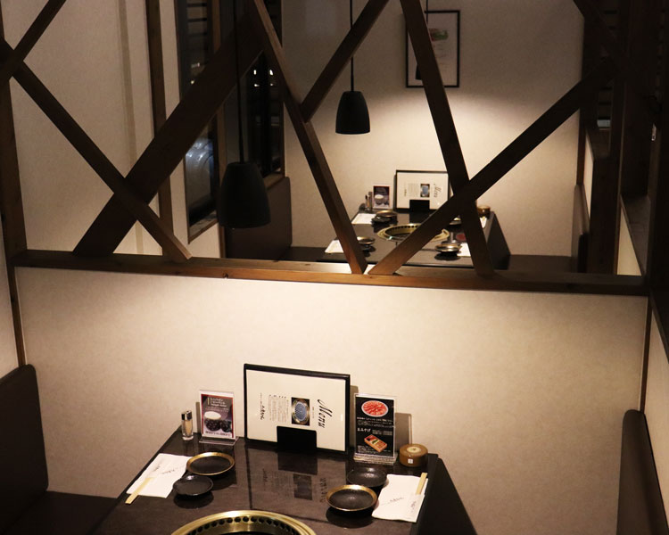 落ち着いた雰囲気のテーブル席