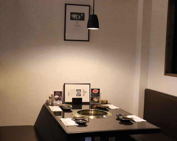 落ち着いた雰囲気のテーブル席